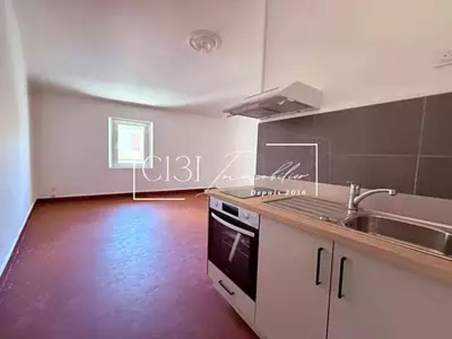Charleval 13350 Location appartement 1 pièce t1 au dernier étage