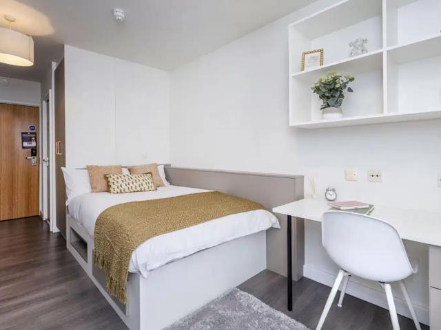 Charles Morton Court, London Has an Apartment