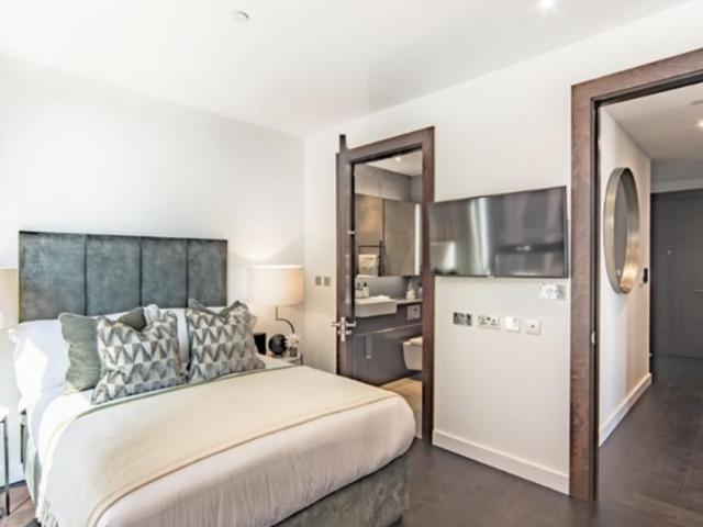 Charles Clowes Walk, Nine Elms 2 bed apartment to rent £4,658 pcm £1,075 pw