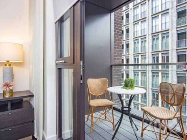 Charles Clowes Walk, Nine Elms, SW11 7AG 2 bed apartment to rent £4,850 pcm £1,119 pw