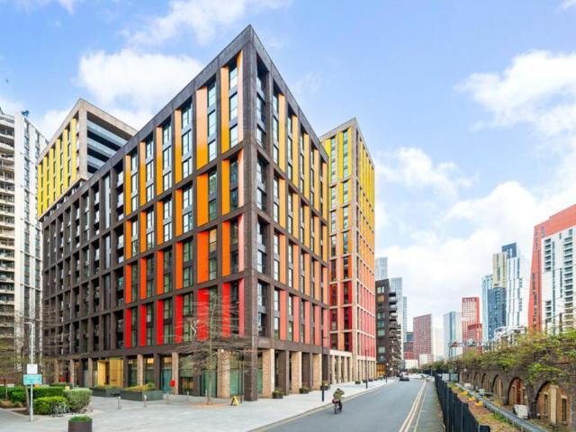 Charles Clowes Walk, London SW11 2 bed apartment to rent £3,870 pcm £893 pw
