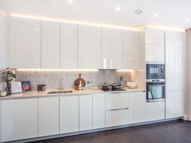Charles Clowes Walk, London SW11, 2 bed flat to rent, £4,268 pcm | PrimeLocation