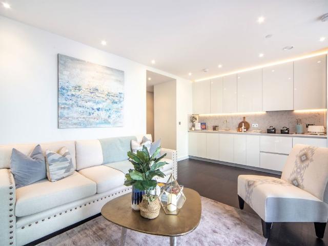 Charles Clowes Walk, London SW11, 2 bed flat to rent, £4,637 pcm | PrimeLocation