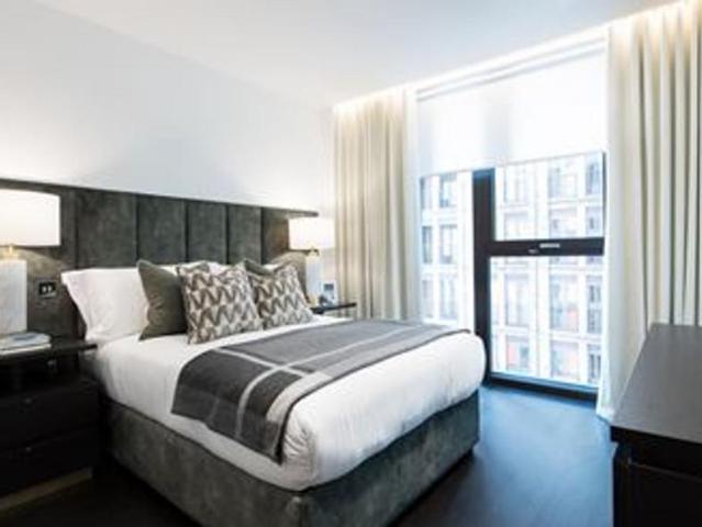 Charles Clowes Walk, London, SW11 2 bed flat to rent £5,091 pcm £1,175 pw