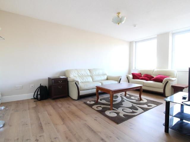 Charles Place, Greenock, PA15 2 bed flat to rent £700 pcm £162 pw