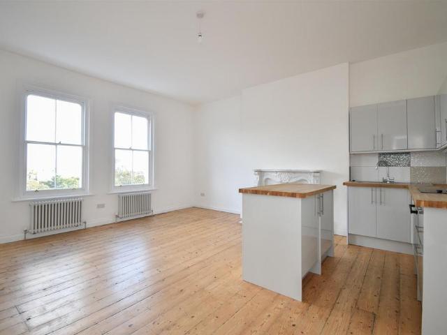 Charles Road, St. Leonards On Sea TN38 2 bed apartment to rent £1,350 pcm £312 pw