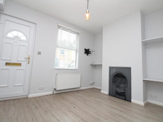 Charles Street, Greenhithe DA9 3 bed terraced house to rent £1,800 pcm £415 pw