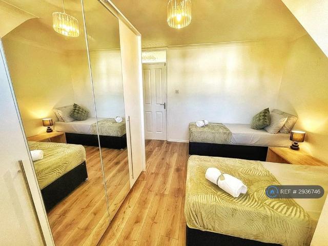 Charleston Avenue, Basildon, SS13 4 bed terraced house to rent £2,950 pcm £681 pw