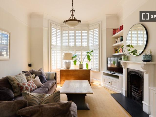 Charlton Church Lane, London, SE7 7AD, United Kingdom | 4 bed apartment for rent #170145470 | Rentberry