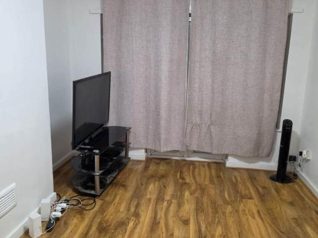 Charlton Crescent, Barking IG11 1 bed flat to rent £1,500 pcm £346 pw