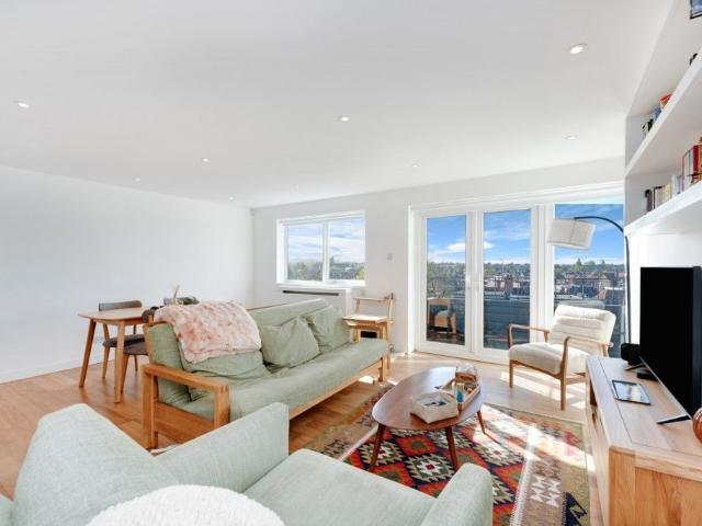 Charlton Lodge, Temple Fortune Lane NW11, 2 bed flat to rent, £2,650 pcm | PrimeLocation