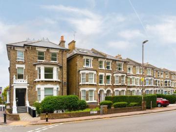 Charlton Road, Blackheath, London, SE3 3 bed flat to rent £2,500 pcm £577 pw