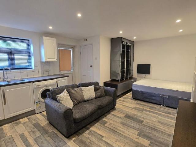 Charlton Road, London N9, Studio to rent, £1,150 pcm | PrimeLocation