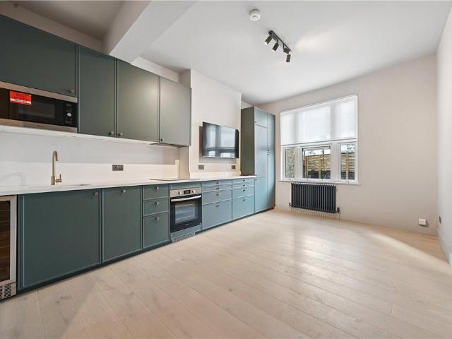 Charlton Road, London, NW10 2 bed apartment to rent £2,150 pcm £496 pw