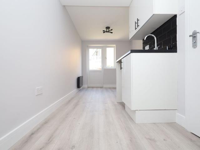 Charlton Road, Shepperton TW17, Studio to rent, £950 pcm | PrimeLocation