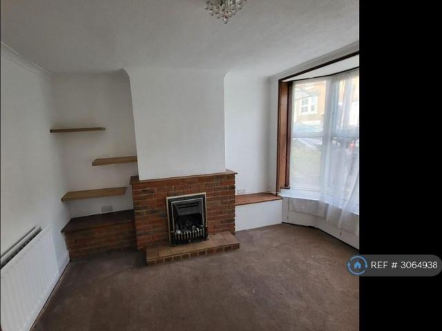 Charlton St, Maidstone, ME16 3 bed semi detached house to rent £1,650 pcm £381 pw