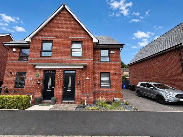 Charlton Street, Greater Manchester OL11 3 bed semi detached house to rent £1,325 pcm £306 pw