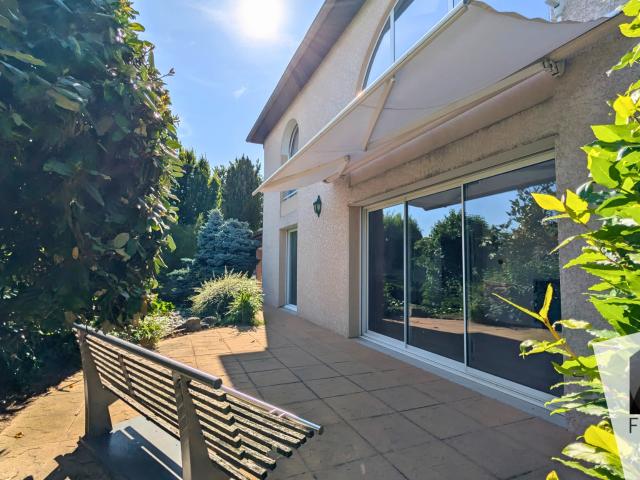 CHARLY Villa 7 pièces 200 m2 Terrain 1.251 m2 Lotissement fermé avec piscine et tennis