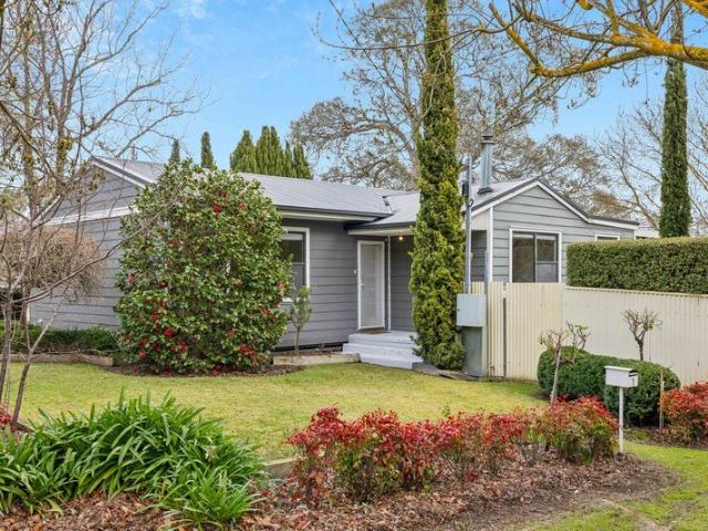 Charm, Trade and Family Space on a Lifestyle Country Corner