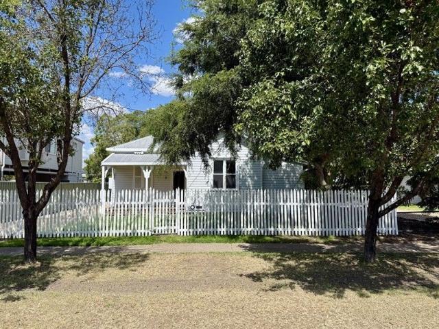 Charm, Comfort & Complete Renovation Walk to Schools & CBD