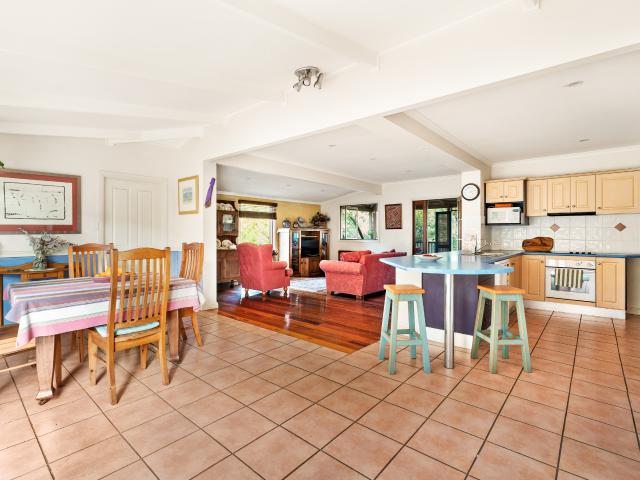 Charm, Lush Gardens & Walk to Everything Convenience