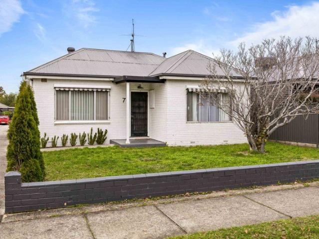 Charm, Space, and Modern Comfort in Sebastopol