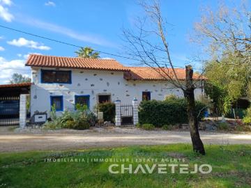 Charmosa casa de campo com 2 quartos, uma casa de banho, sala, cozinha equipada e jardim