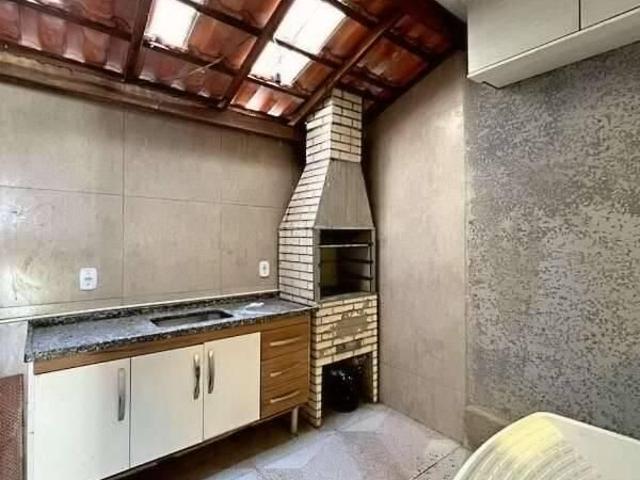 Charmosa Casa Em Condomínio Fechado de 58 m² Com 2 Quartos, Lavabo, Quintal Com Churrasqueira E Vaga