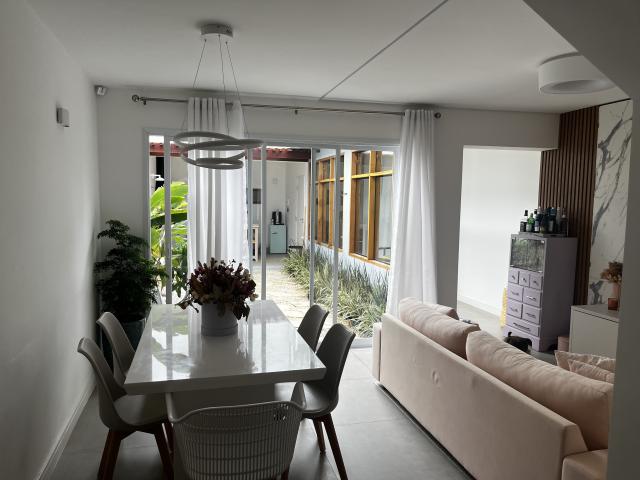Charmosa Casa em Condomínio Jardim Hípico, SP