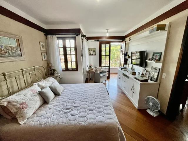 Charmosa casa reformada com 03 quartos e 02 vagas no Valparaíso