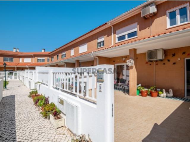 Charmosa casa T3 Geminada com Garagem, Completamente Renovada, a 10 Minutos a Pé da Baía de São Martinho do Porto