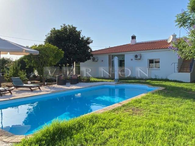 Charmosa e espaçosa moradia com 3 quartos e piscina para venda entre Lagoa e Silves, Algarve