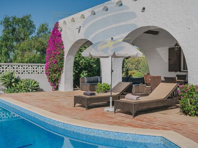 Charmosa moradia com localização central, vista de mar, pisc. 150m² Lagoa e Carvoeiro