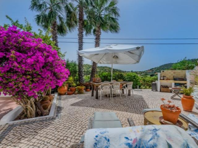Charmosa moradia de 2 quartos de 121 m², inserida num terreno com 299.30 m², situada numa zona tranquila de campo a apenas 3 km do centro histórico de Silves