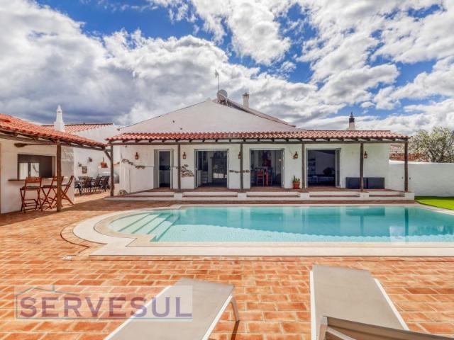 Charmosa Moradia Familiar T3+1 no Campo, inserida num generoso terreno de 6.240m², com uma agradável piscina de água salgada 8m x 4m e um anexo independente. Localizada numa tranquila aldeia, oferece vistas deslumbrantes sobre a paisagem rural, a apenas cerca de 7 minutos de Messines e 10 minutos da histórica cidade de Silves