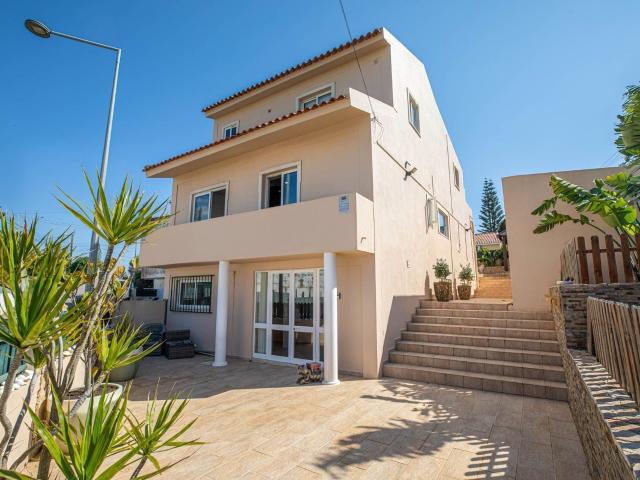 Charmosa moradia geminada com cave e anexo, perto de todas a. 211m² Albufeira e Olhos de Água