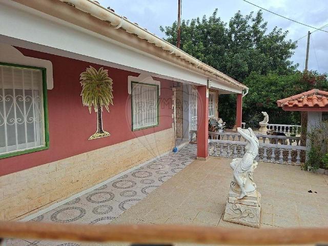 Charmosa moradia rústica localizada numa zona em expansão de. 132m² Quarteira