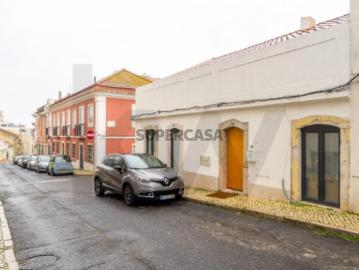 Charmosa moradia T3 reabilitada com Terraço e Rio Tejo no horizonte na Ajuda Lisboa