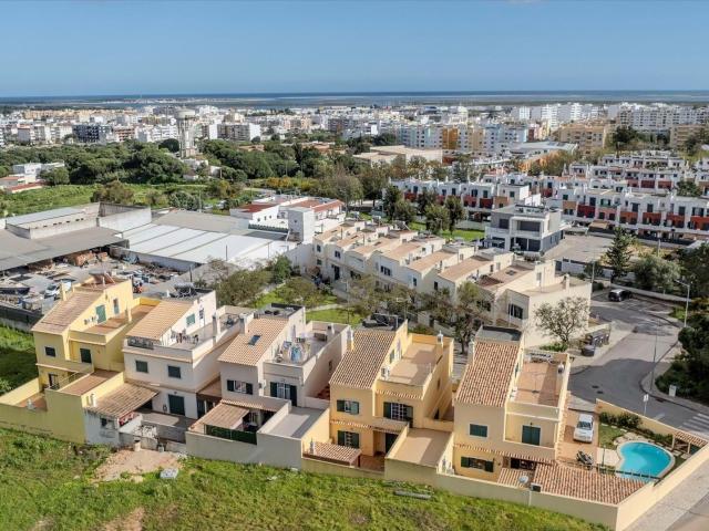 Charmosa moradia V3+1 com vista mar e serra perto de Olhão 300m² Quelfes