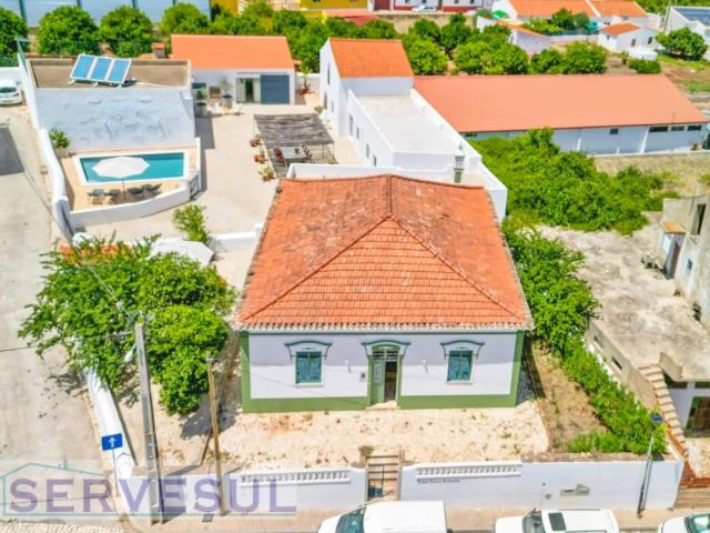 Charmosa propriedade de 6 quartos, totalmente renovada em 2023, combinando o estilo tradicional Portugues com um design moderno