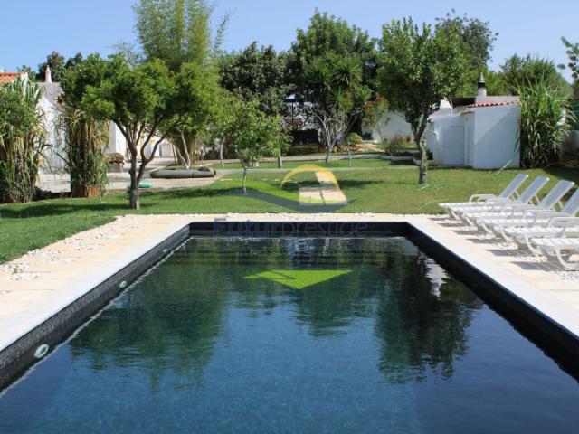 Charmosa Quintinha com 2 V2 e 1T1 com jardim e piscina