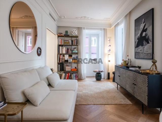Charmoso T1 com garagem e Licença Airbnb, na Estrela, Lisboa