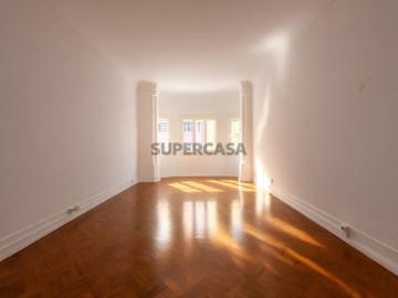 Charmoso apartamento T5 com excelente luz natural, em prédio com elevador, para venda junto ao Parque Eduardo VII, Lisboa