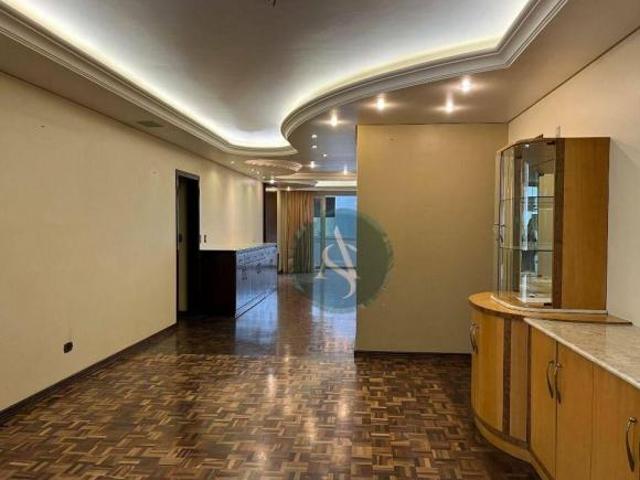 Charmoso apartamento da década de 80, no coração do Batel! Possui área de 292 m², por R$ 1.590.000