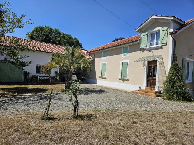 Charmanet maison de village béarnise avec 3330m2 de jardins. 155m² Ladevèze Rivière