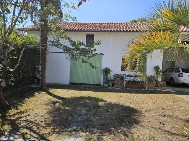 Charmanet maison de village béarnise avec 3330m2 de jardins aménagés