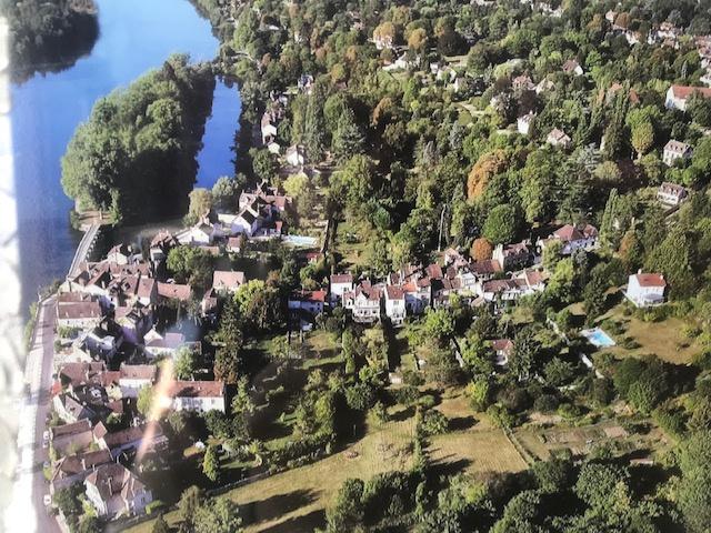 Charmant 2 pièces 36 m2 de plain pied avec jardin privatif de100 m2 dans belle Résidence de bords de Seine pro