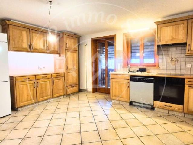 Charmant 2,5 pièces en duplex avec balcon et cheminée – Vauderens