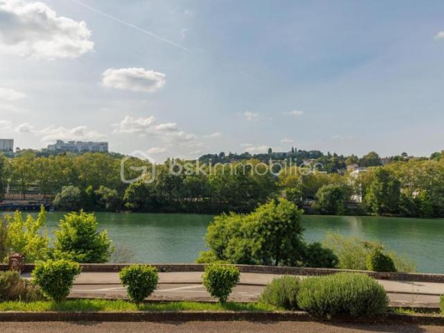 Charmant T3 de 58 m² + 2 terrasses arborées situé en bord de Saône, au sein d'une résidence boisée