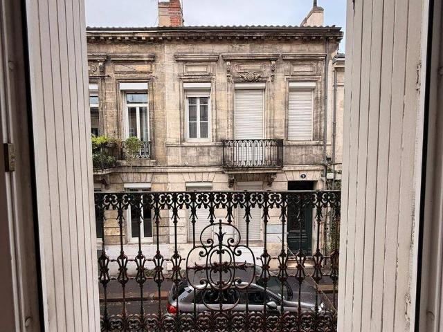 Charmant T1 bis avec parquet, moulures et balcon